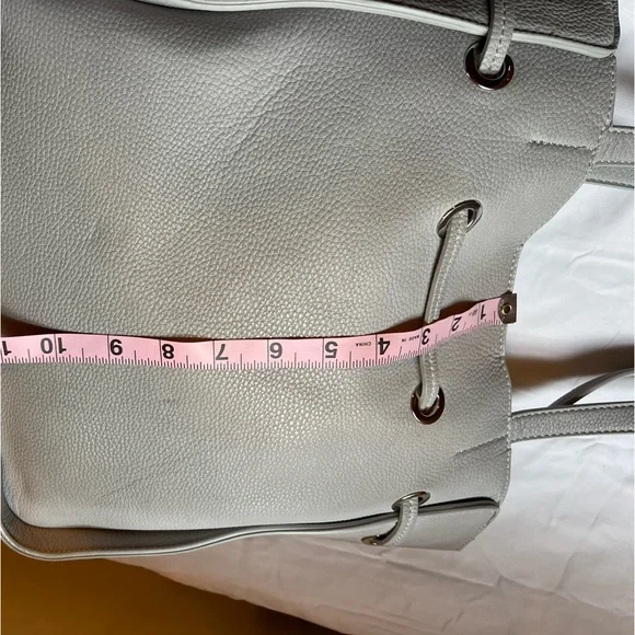 Gray tote bag with tassels - Picture 3 of 9